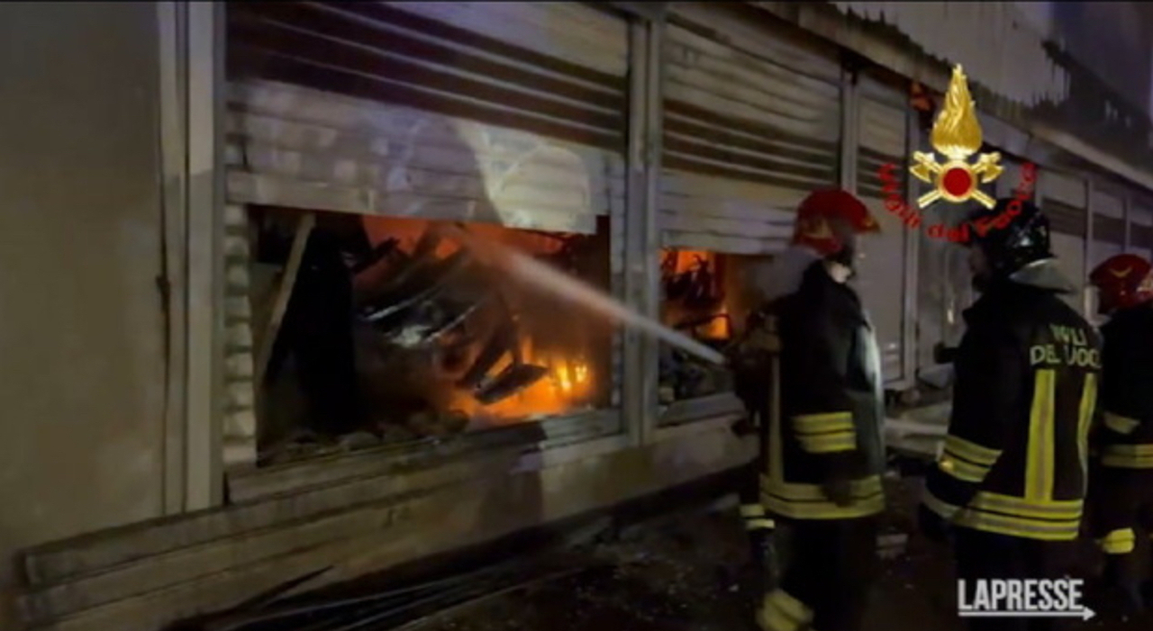 Incendio A Napoli Est, In Fiamme Tre Capannoni: «Barra Quartiere Sotto ...