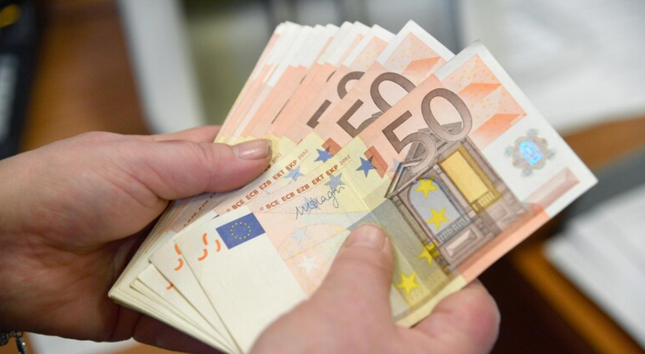 Bonus Natale, 100 euro in più sulla tredicesima: come fare domanda, quando arriva, i requisiti e gli esclusi. La guida