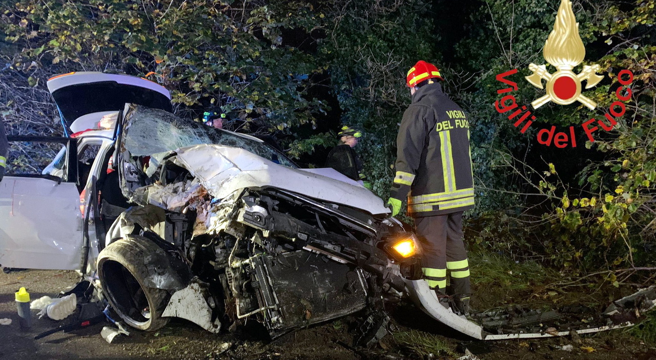 Auto con cinque ragazzi va fuori strada e si schianta contro un albero ...