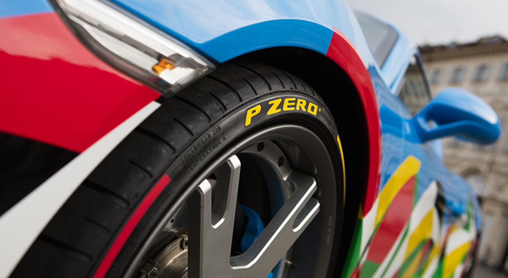 I nuovi Pneumatici P Zero Color Edition, che per l occasione equipaggiano la Torino-Zuffenhausen, celebre modello di Porsche Moncenisio