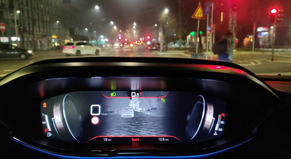 Una visione del cockpit e della strada con il Peugeot Night Vision