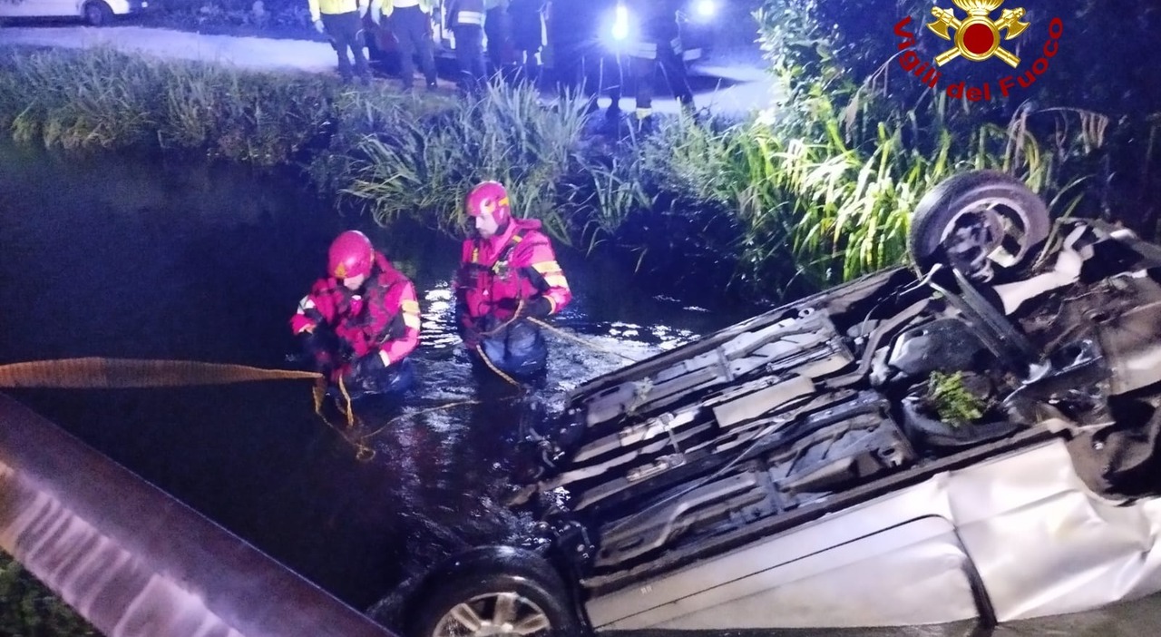 Auto finisce nel canale, ragazzo sente il botto e si tuffa: apre a fatica la portiera e riesce a salvare il conducente