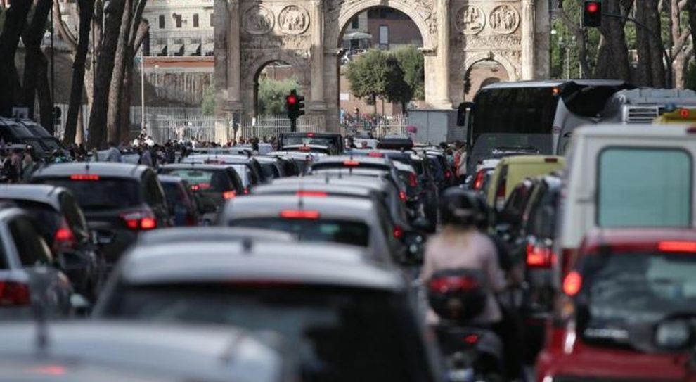 Mobilità, oltre 60% italiani sceglie l’auto per gli spostamenti quotidiani. Lo dice il Rapporto Censis-Michelin