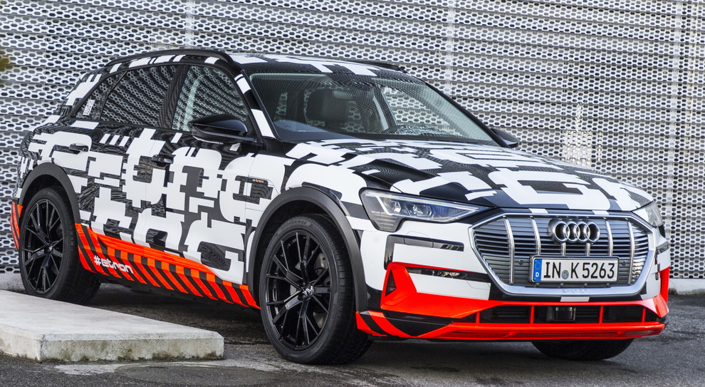 L'Audi e-tron ancora in versione camouflage
