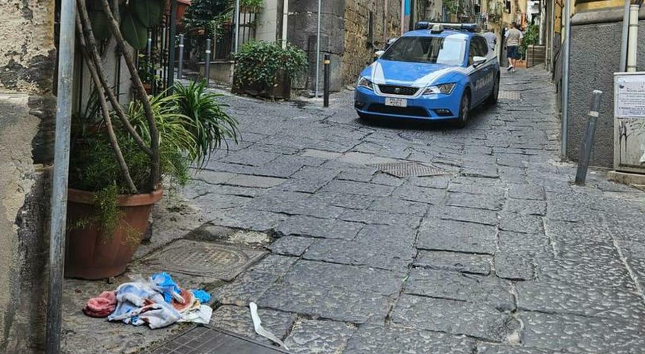 Napoli, turista ferita da una statua, il quartiere sotto choc: «È una sconfitta di tutti»