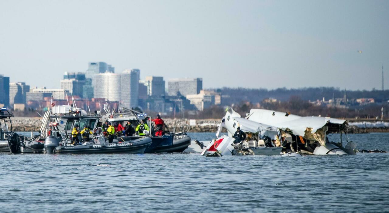 Incidente aereo a Washington, ritrovate le scatole nere. «Il controllore del traffico ha finito il turno in anticipo»