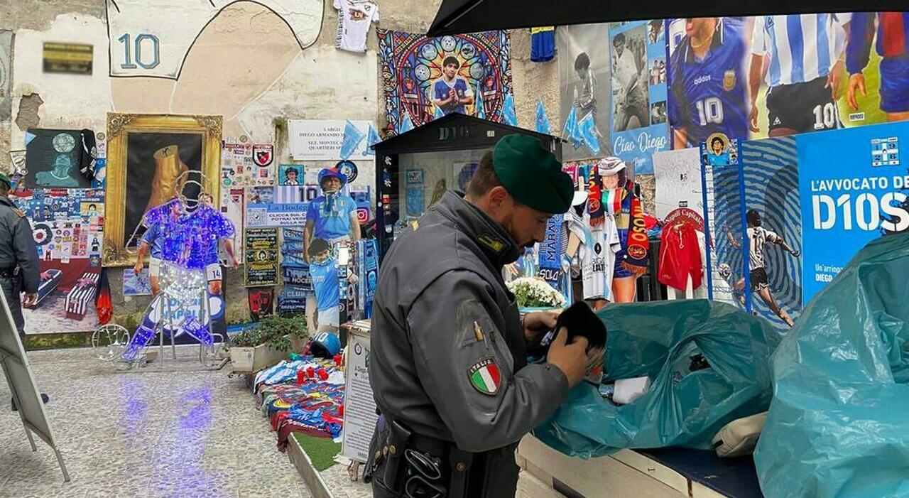 Napoli, magliette e gadget falsi in vendita davanti al murale di Maradona
