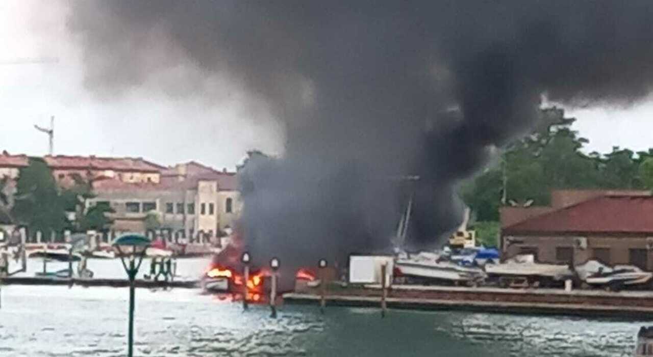 Forti esplosioni a Venezia: houseboat elettrica in fiamme tra Tessera e Murano