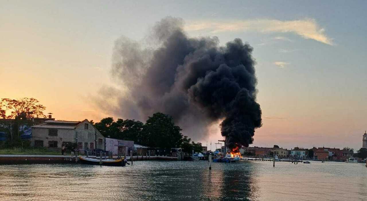 Forti esplosioni a Venezia: imbarcazioni in fiamme a Murano