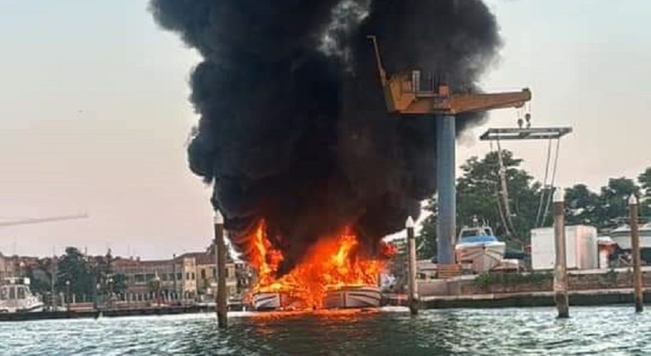 Forti esplosioni a Venezia, due imbarcazioni houseboat in fiamme a Murano nel cantiere Scarpa: nessuna persona coinvolta