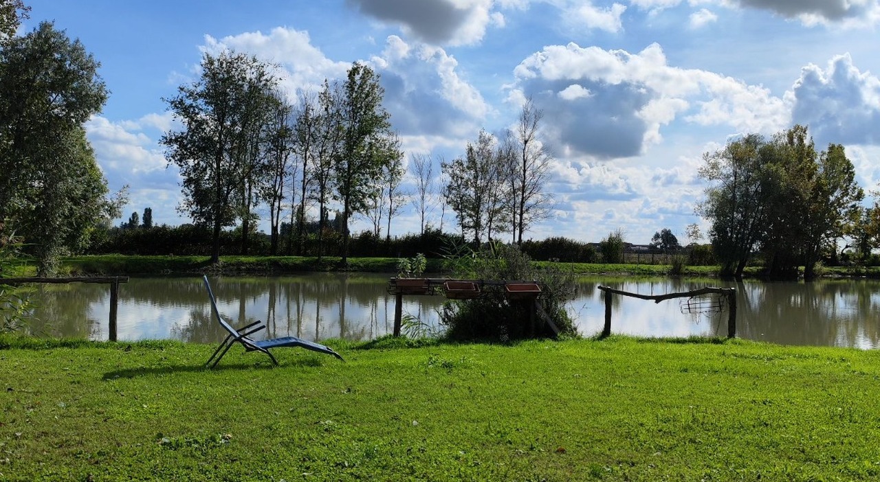 Cade in acqua nel bacino utilizzato dai pescatori, donna di 59 anni perde la vita nel laghetto "Oasinostress"