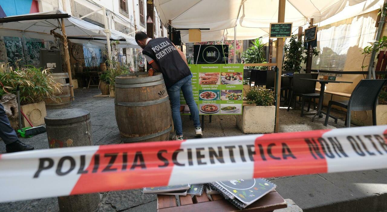 Napoli, sparatoria tra i vicoli grave un pizzaiolo: «Mio figlio un lavoratore. È estraneo a tanta follia»