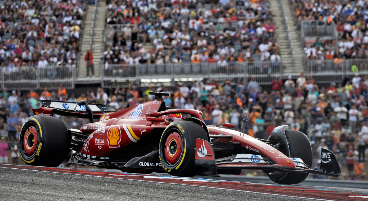 GP di Austin, la diretta: Leclerc comanda solitario, Verstappen al pit stop rientra dietro a Sainz