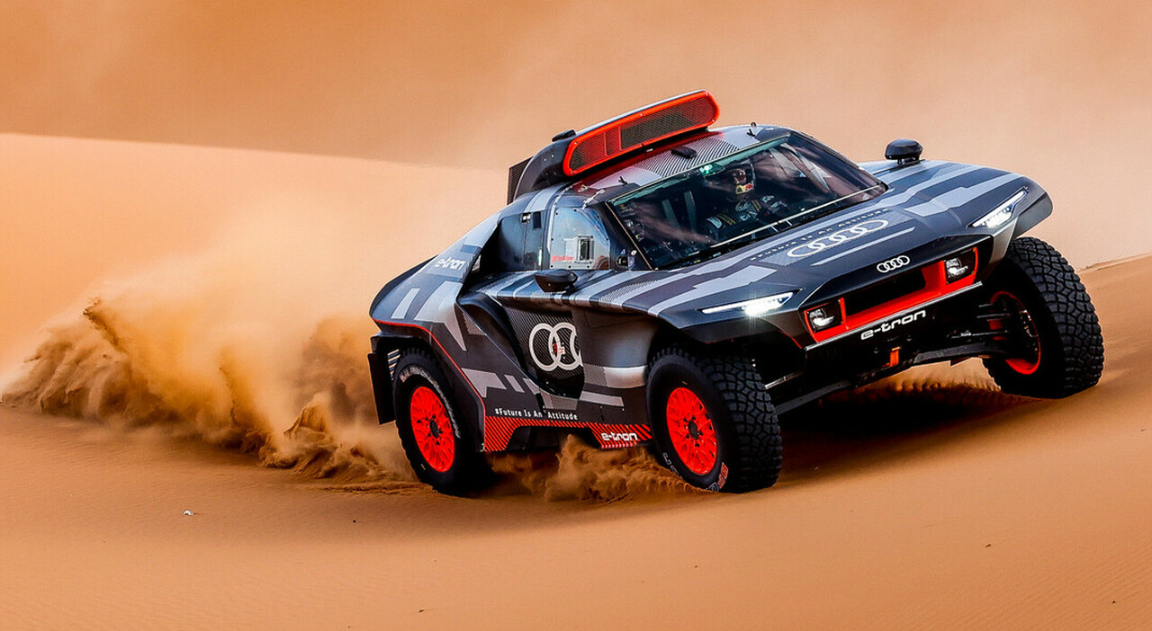 Audi RS Q e-tron durante un test nel deserto africano