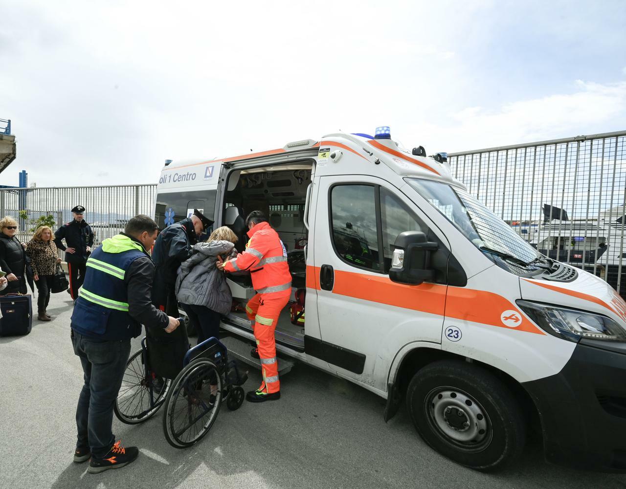 Porto di Napoli, nave contro banchina al Molo Beverello e 44 feriti in ospedale: «Scaraventati a terra»