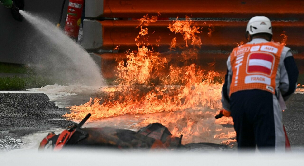 MotoGp Austria, incidente tra Savadori e Pedrosa, poi l'incendio: l'italiano portato via in barella