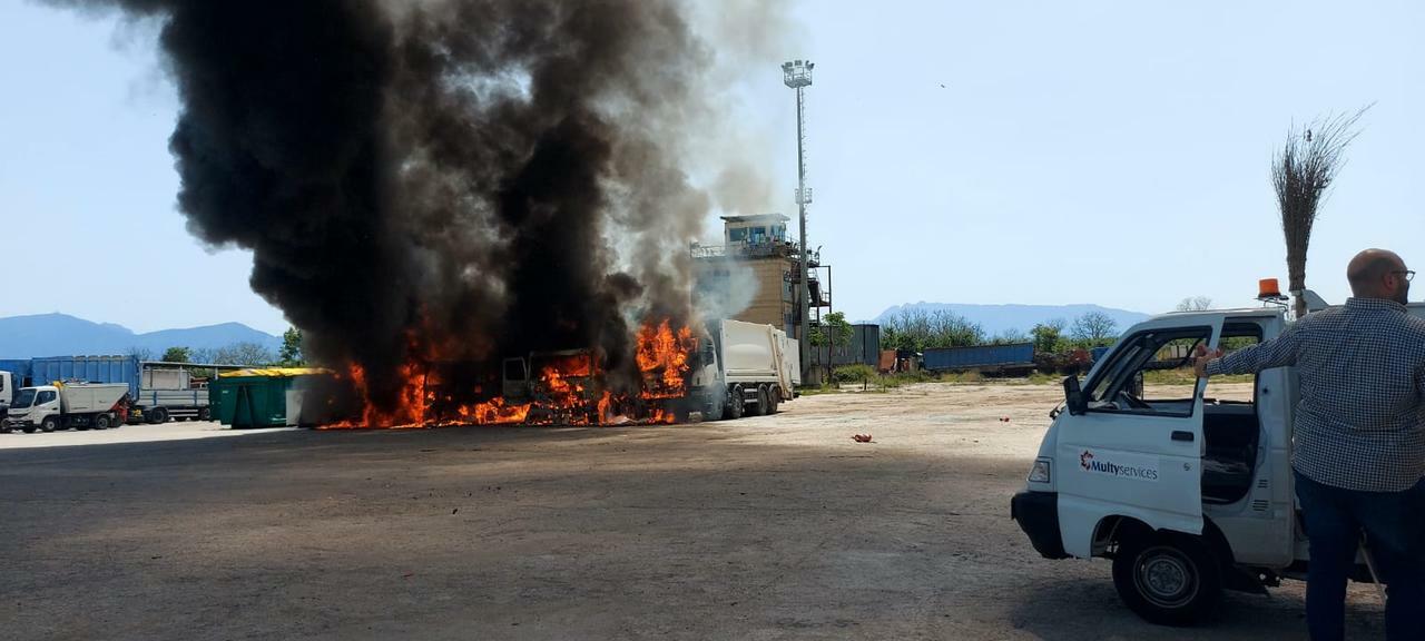Paura a Palma Campania nel deposito dei rifiuti: spari e camion in fiamme
