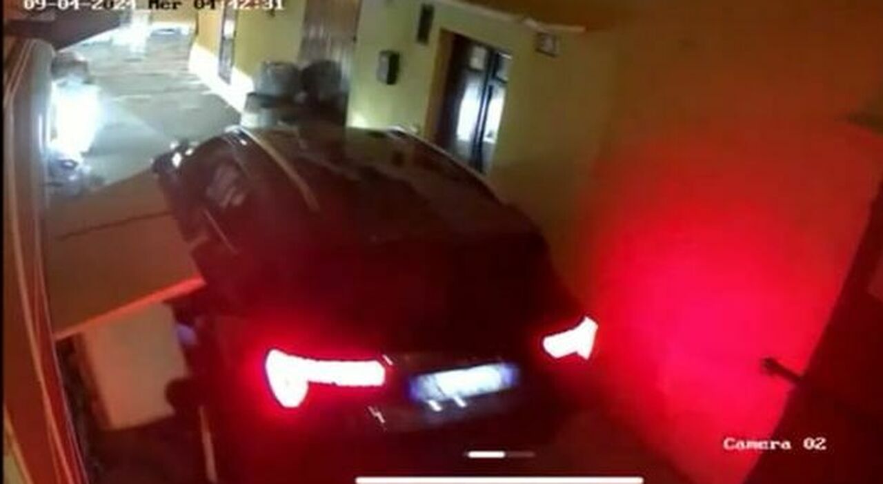 Gallipoli, la strada è troppo stretta e il suv fa strike nelle viuzze del centro storico. Il video