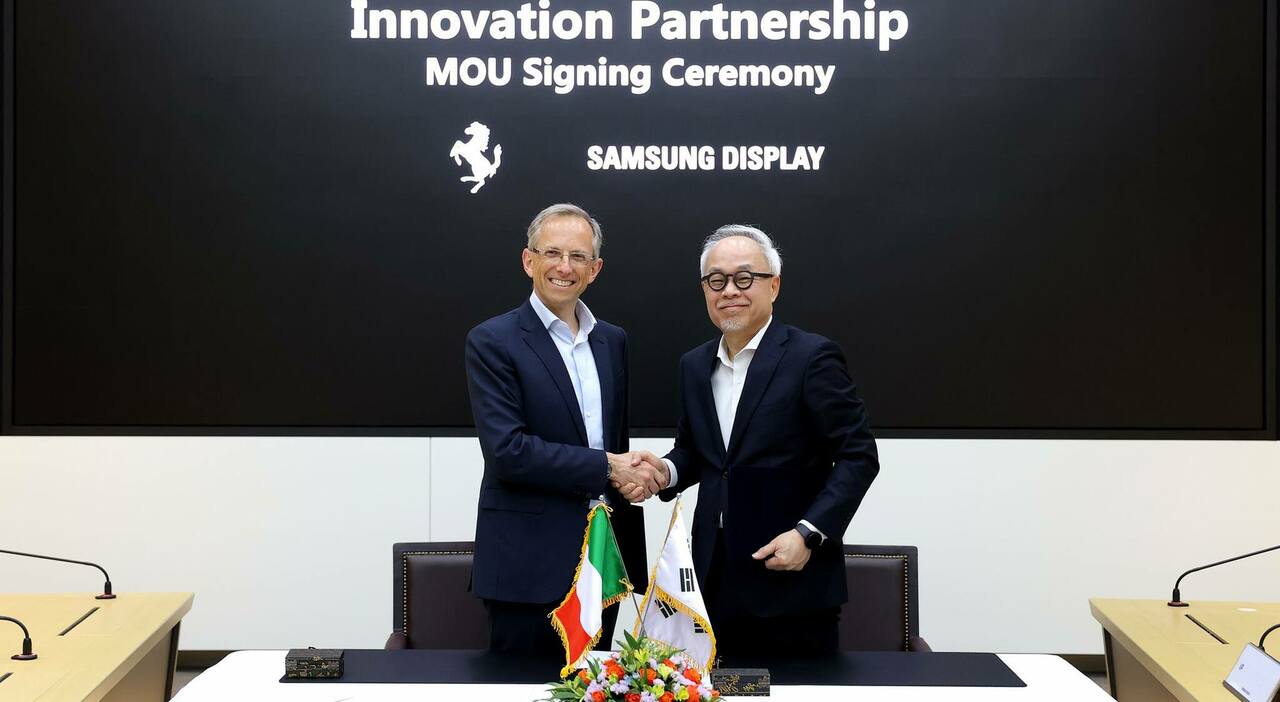 Da sinistra Benedetto Vigna, amministratore delegato della Ferrari eJS Choi, presidente e ceo di Samsung Display