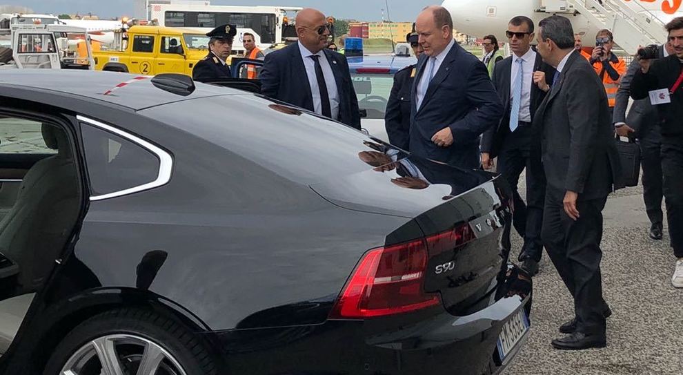 Alberto II di Monaco, appena atterrato all'aeroporto di Napoli mentre sale su una Volvo S90