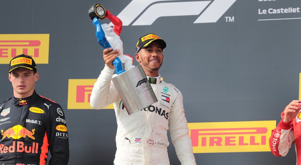 Lewis Hamilton festeggia sul podio in Francia