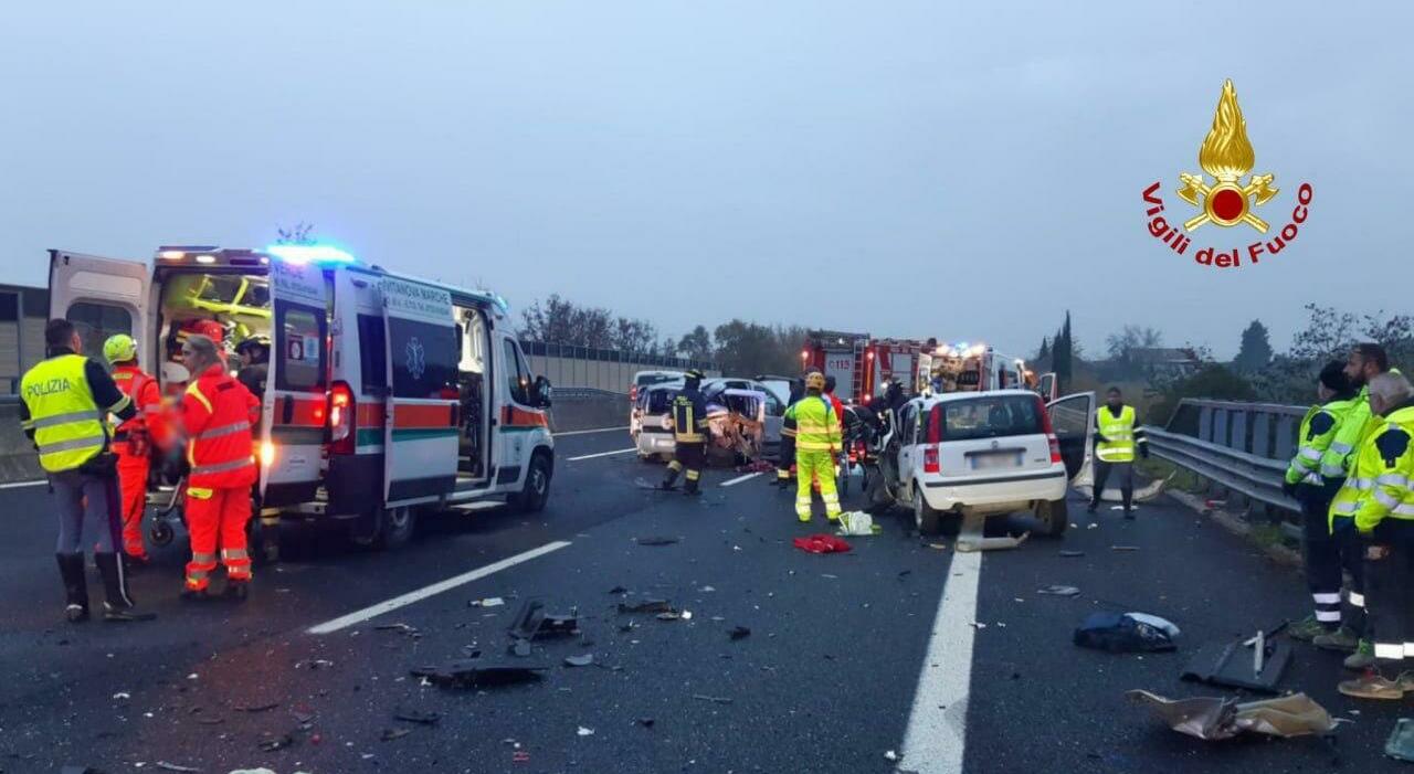 Maxi incidente in A14 tra Porto Recanati e Civitanova: muore una donna, uno dei tre feriti operato d