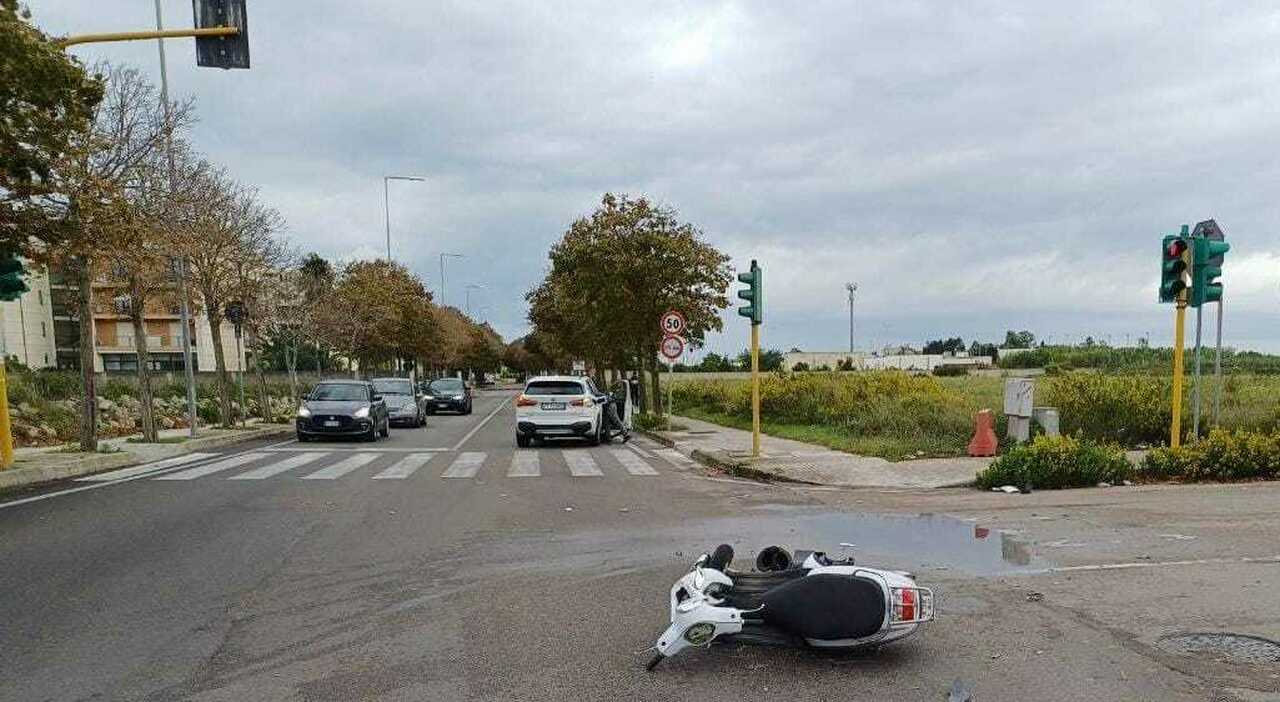 Incidente tra auto e vespa a Lecce: ferito un ragazzo