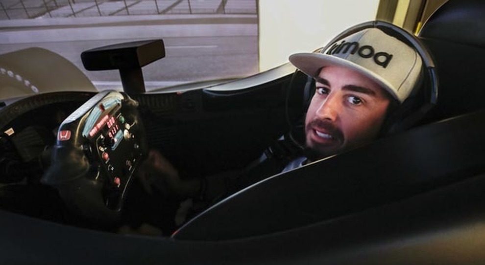 Fernando Alonso al simulatore per preparare la 500 miglia di Indianapolis