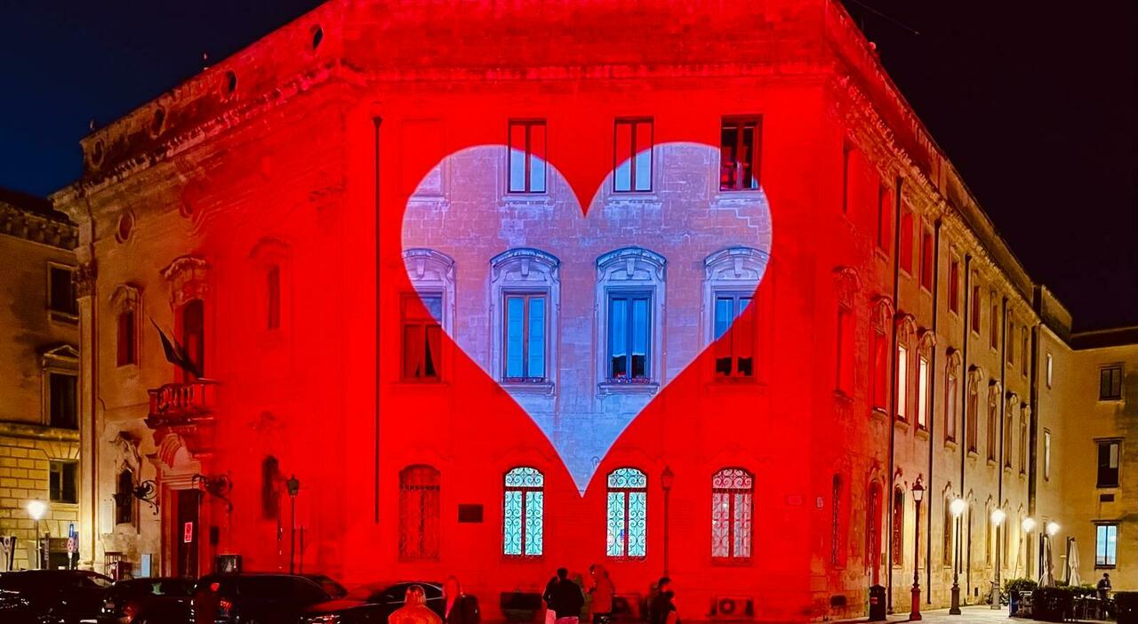 «Cara Lecce, buon San Valentino». Un grosso cuore su Palazzo Carafa