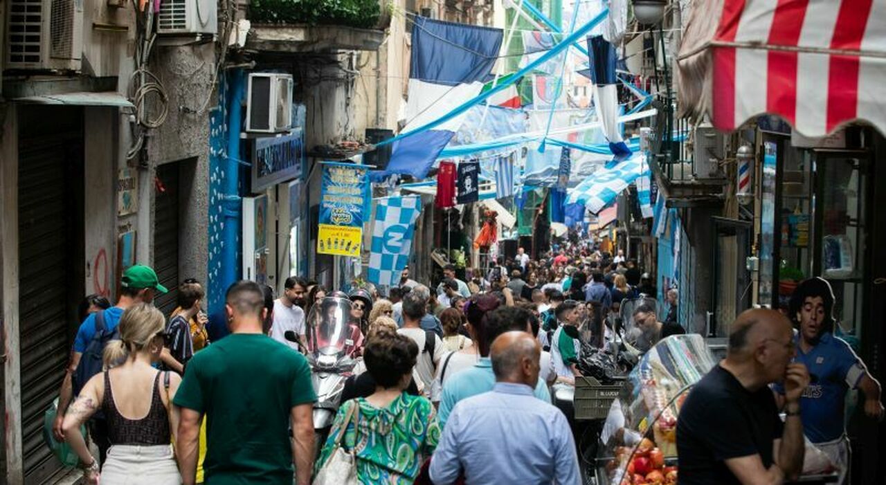 «Quartieri spagnoli pedonali»: a Napoli lo stop alle auto divide
ristoratori e residenti