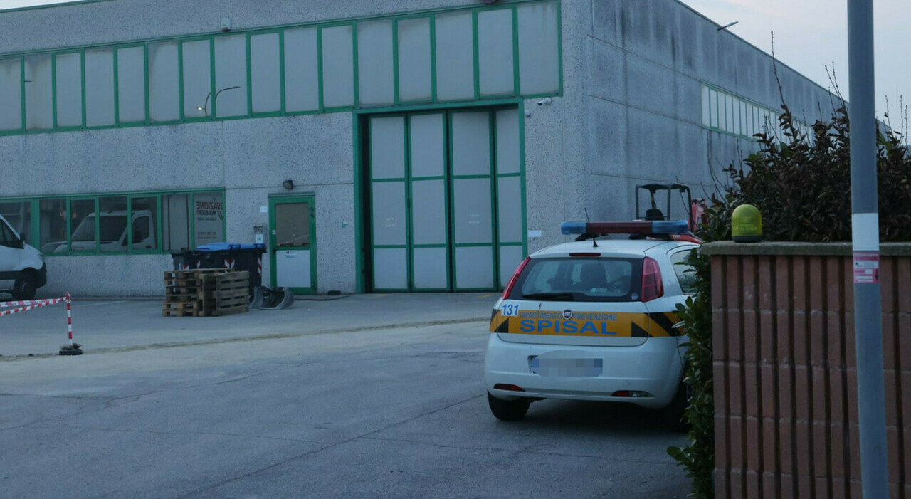 Lavora sui cavi della cabina elettrica poi la scossa di 20mila volt, operaio 44enne ricoverato con gravi ustioni