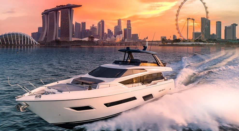 Uno Yacht Ferretti con sullo sfondo il porto di Singapore