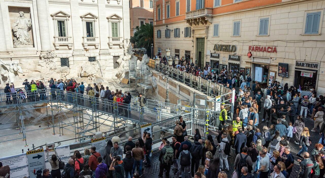 Nuove regole per l’accesso alla Fontana di Trevi: multe per il lancio di monetine e operatori per gestire la fila.