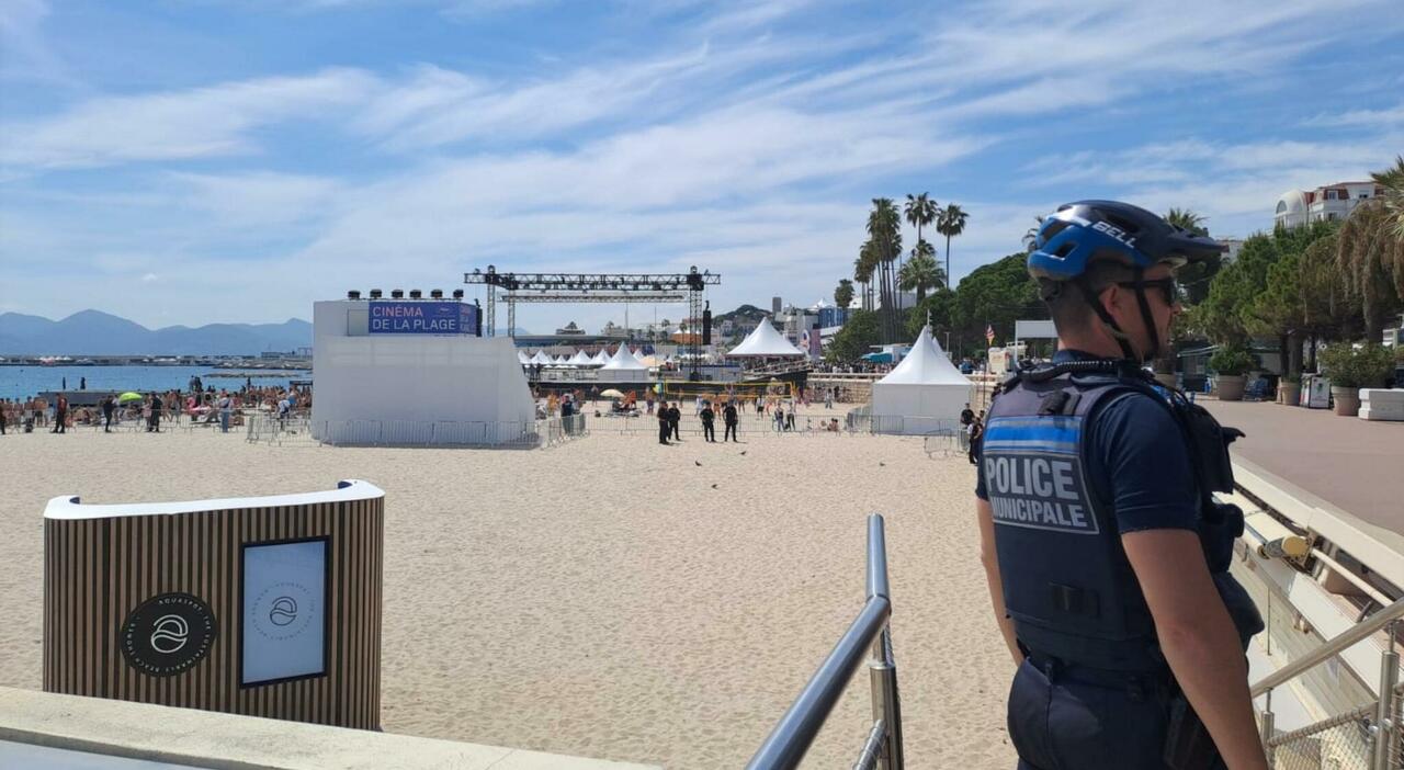 Cannes, le forze di sicurezza evacuano la spiaggia: sgomberati i bagnanti sulla Croisette