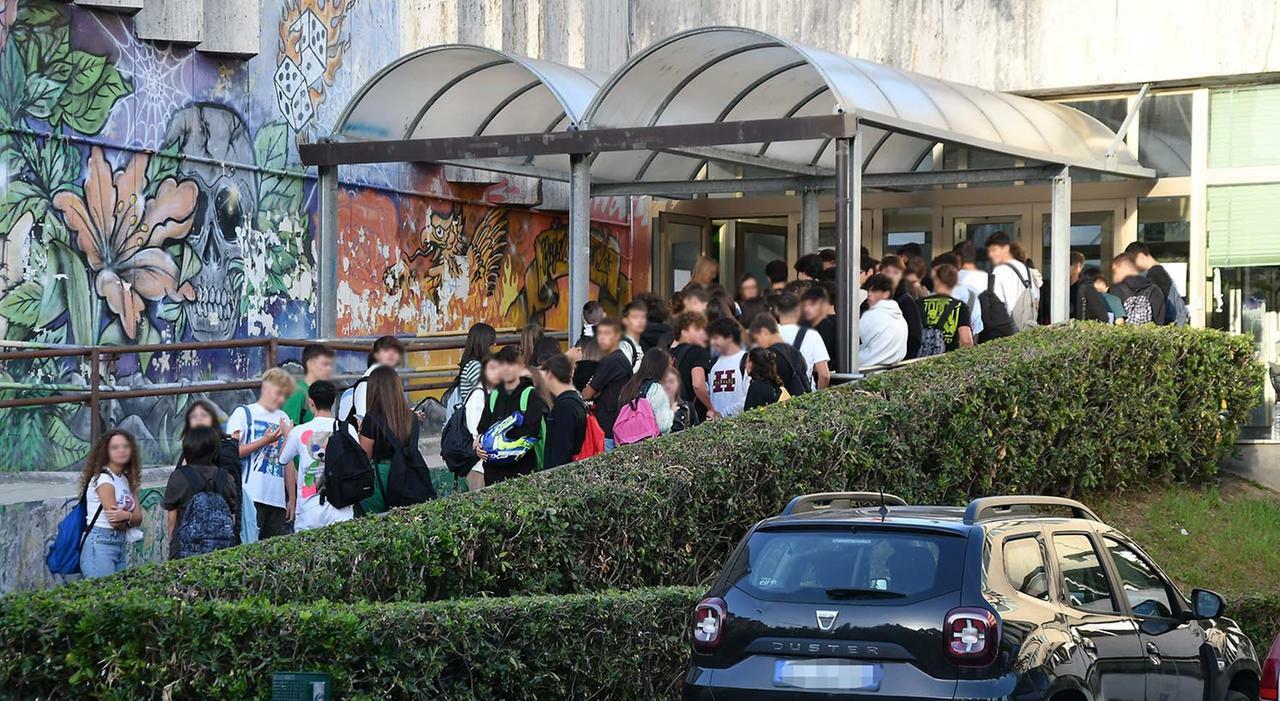 Ascoli, aule al freddo al liceo scientifico: la preside sospende le lezioni in 19 classi. Gli studenti trasferiti nell