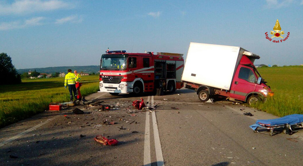 Terribile schianto frontale tra due camioncini, un morto e due feriti