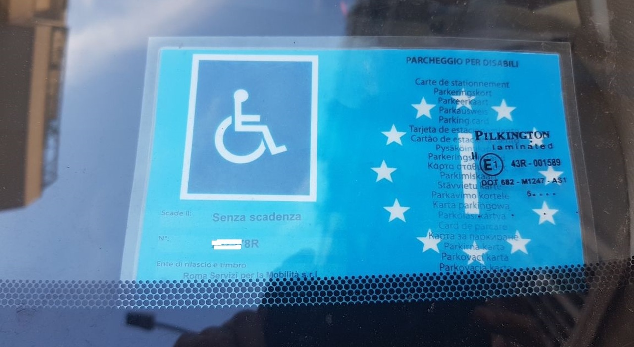 Un contrassegno disabili per auto