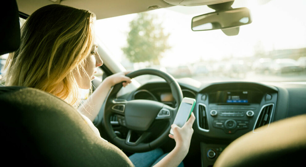 L'uso del cellulare mentre si guida è un pericolo molto elevato ma molti automobilisti sembra ignorarlo