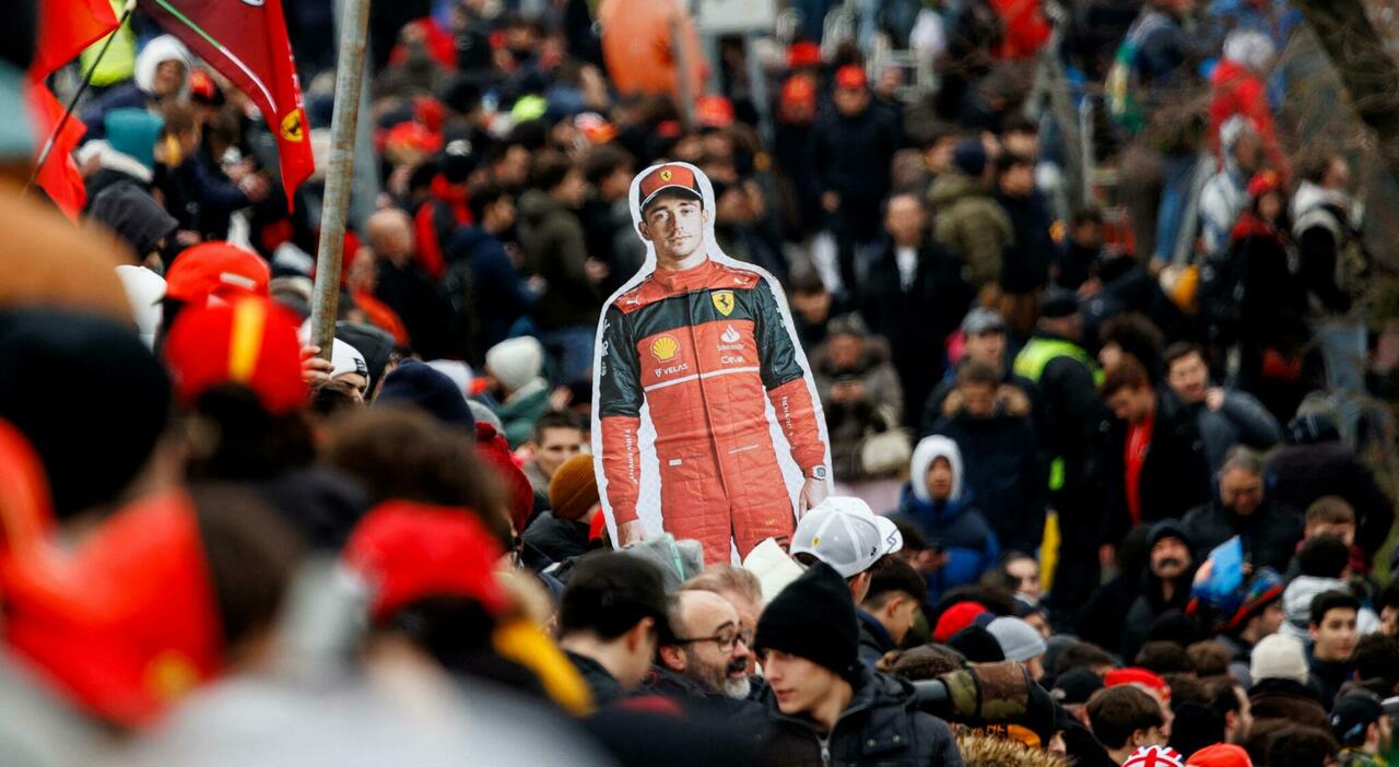 La marea di tifosi della Ferrari a Fiorano