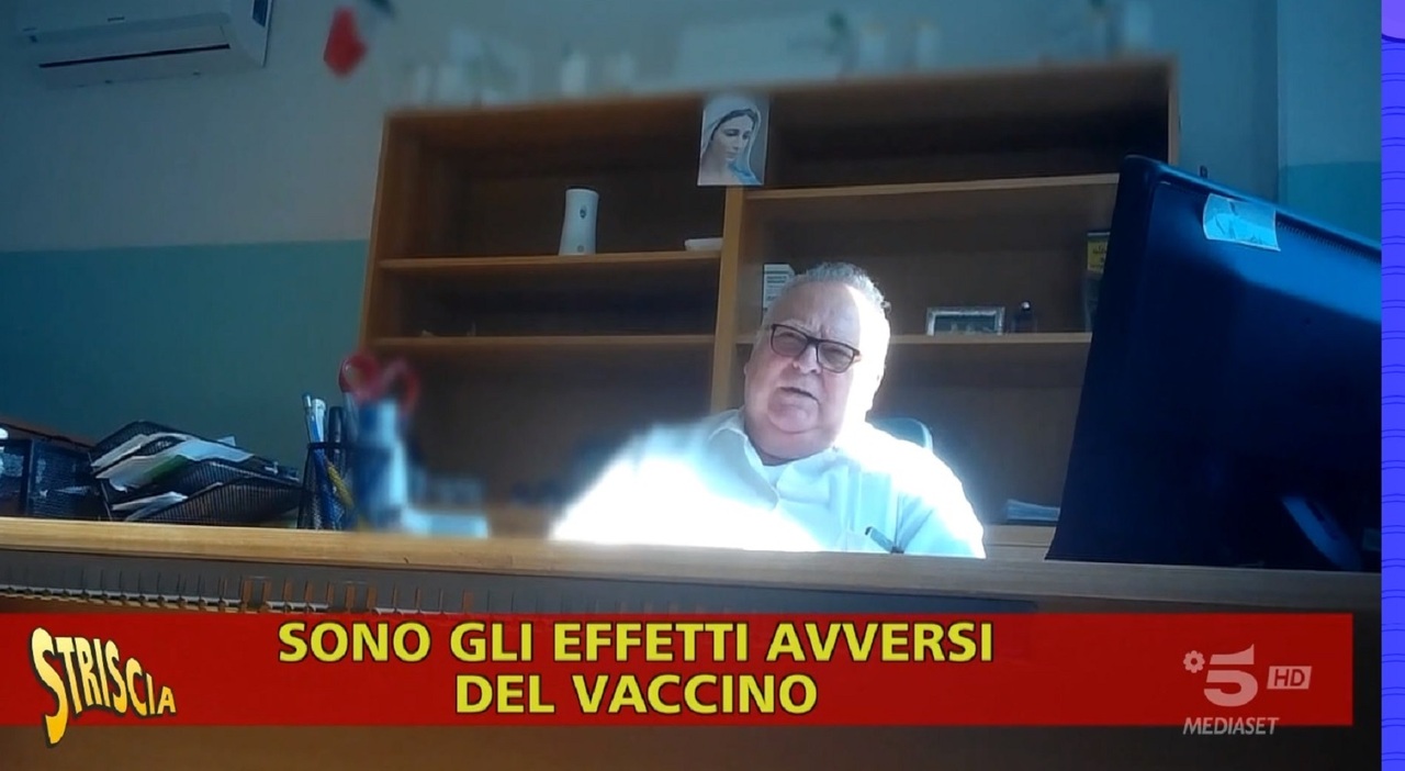 Ele vende produtos naturais para se desinfetar das vacinas contra o coronavírus: um falso médico exposto
