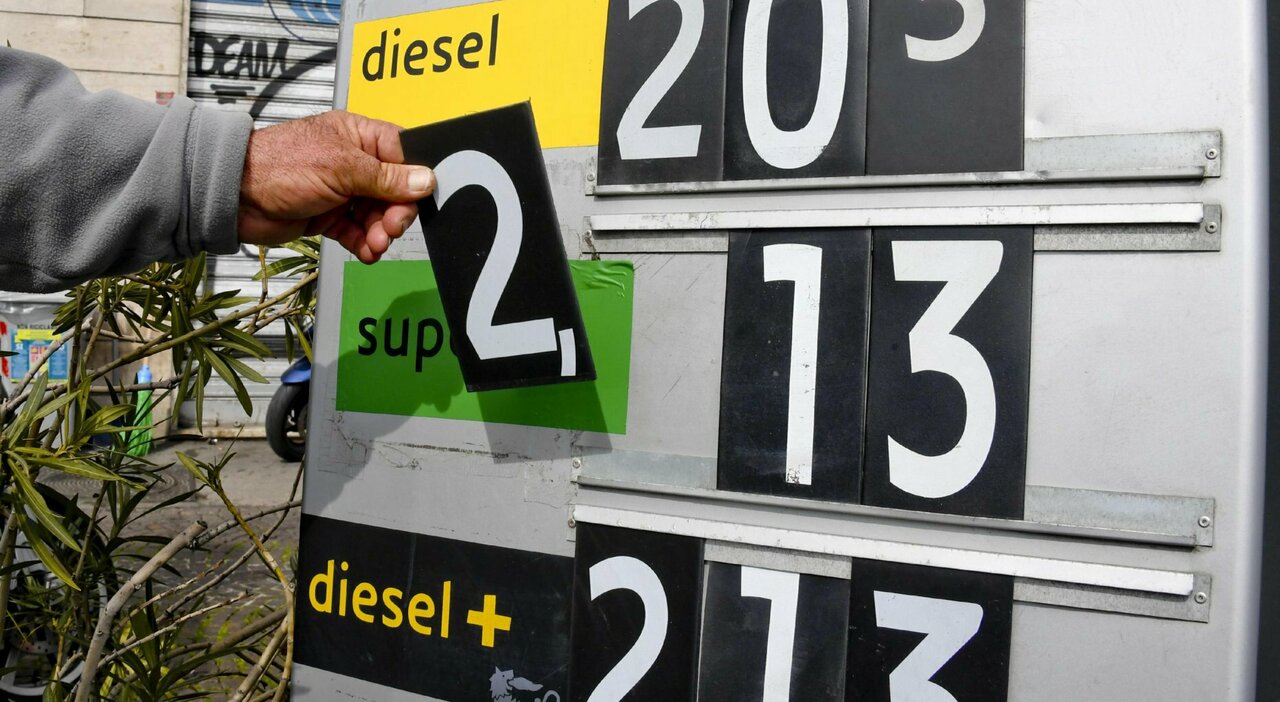 I prezzi della benzina e del diesel ad una pompa di benzina