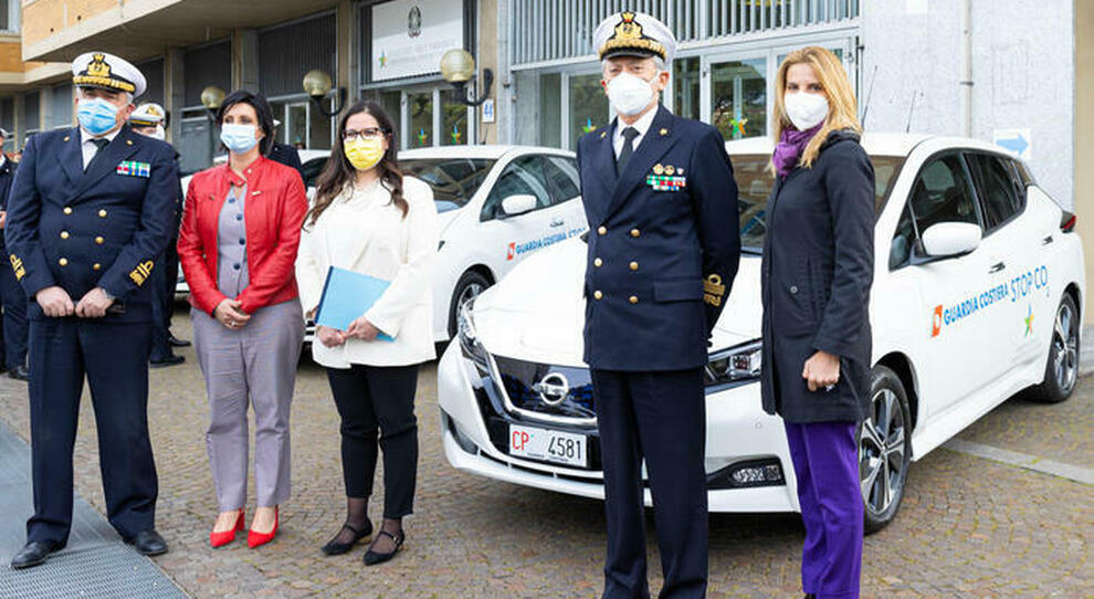 la consegna di una delle 50 Nissan Leaf presso la sede del Ministero della Transizione Ecologica