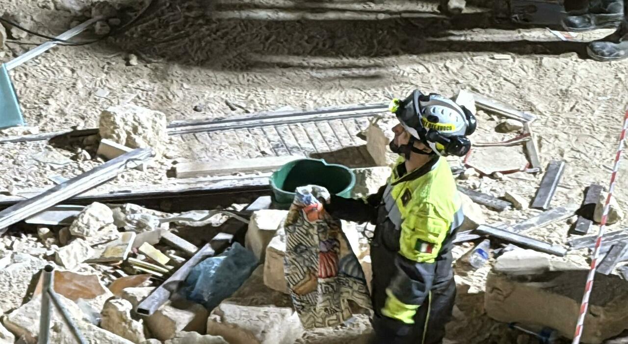 Crolla palazzina da Quotidianodipuglia.it Crolla la palazzina sotto le macerie si cerca una donna