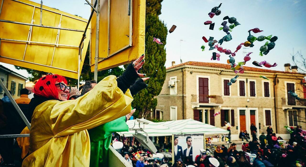 Carnevale, dai carri parte il "bombardamento" di dolciumi: 18 contusi (tra cui diversi bambini)