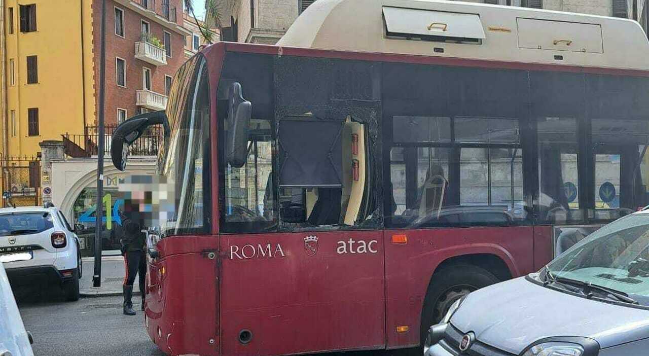 Agresión a un conductor de autobús en Roma y daños al vehículo
