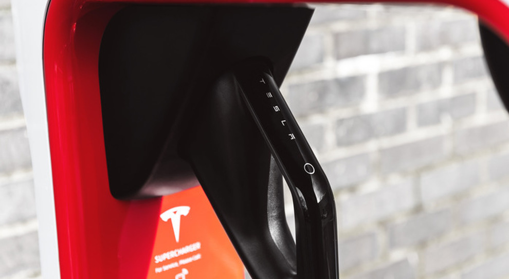 Una colonnina di ricarica Supercharger di Tesla