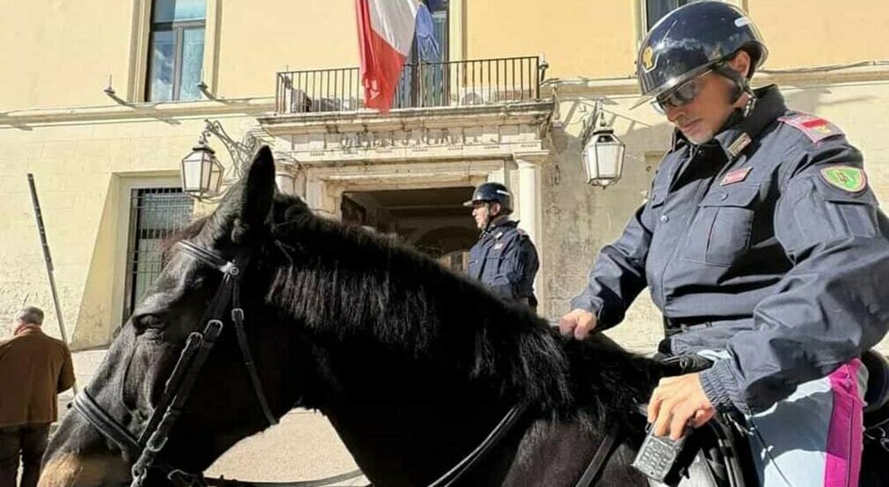 Clemente Petti, ispettore di polizia precipita dal tetto di casa e muore: stava pulendo la canna fumaria