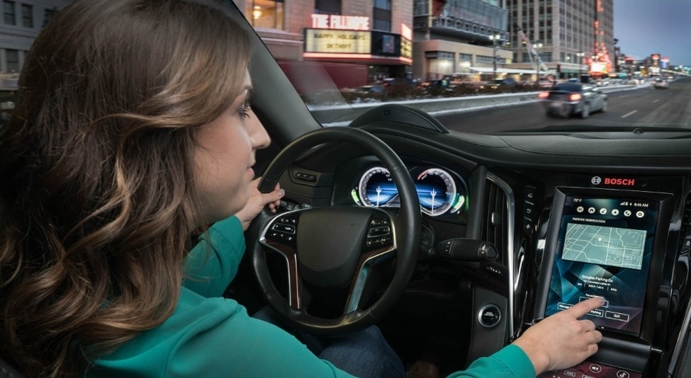 Bosch riconfigura l abitacolo del veicolo. Ecco come i display digitali e gli assistenti vocali stanno rivoluzionando la guida