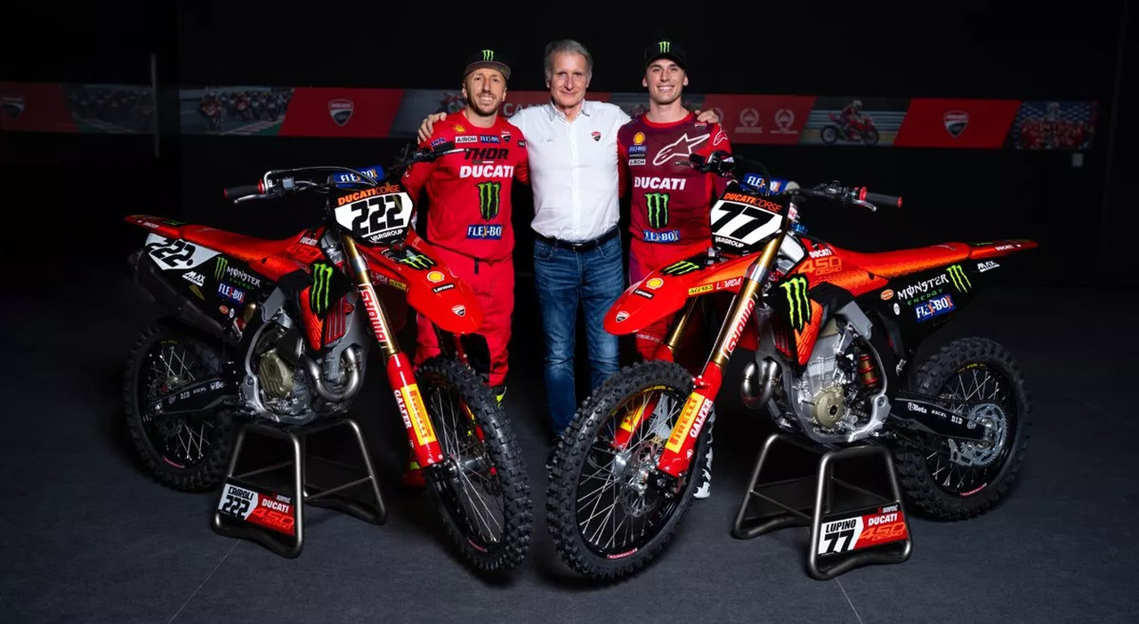 Da sinistra, il collaudatore Tony Cairoli, Paolo Ciabatti team manager Ducati ed il pilota Alessandro Lupini che porterà la nuova Desmo450 MX in gara