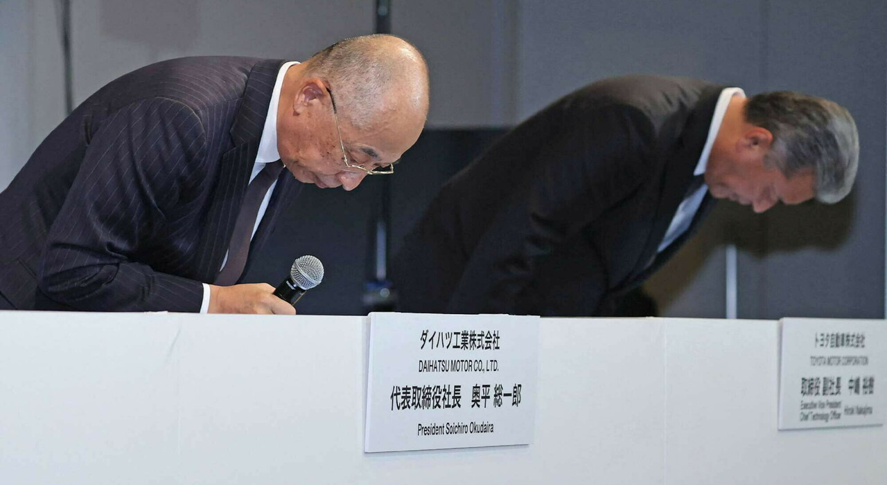 a sinistra il presidente di Daihatsu, Soichiro Okudaira